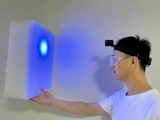 مصباح LED فوق بنفسجي مثبت على خوذة DG-90H بطول موجي 365 نانومتر بقوة 8000 ميكروواط/سم² لفحص العيوب غير الإتلافي بدون استخدام اليدين