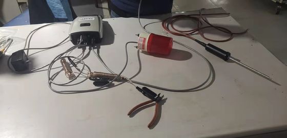 كاشف مسامية العيوب الصناعي عبر الإنترنت HD-130 بشاشة LCD وإنذار صوتي ومرئي لكاشف عيوب طلاء خطوط الأنابيب والخزانات